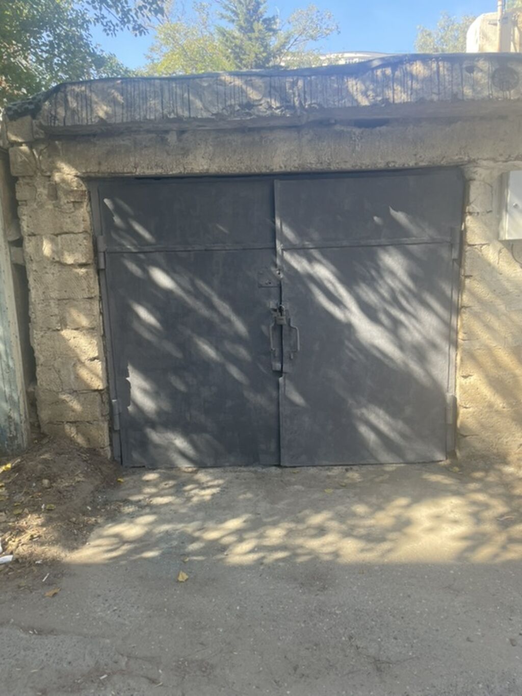 Beton-divarlı, dəmir qapılı qaraj/boks. Xüsusiyyətlər: - Geniş ikiqat — Garaj, Bakı