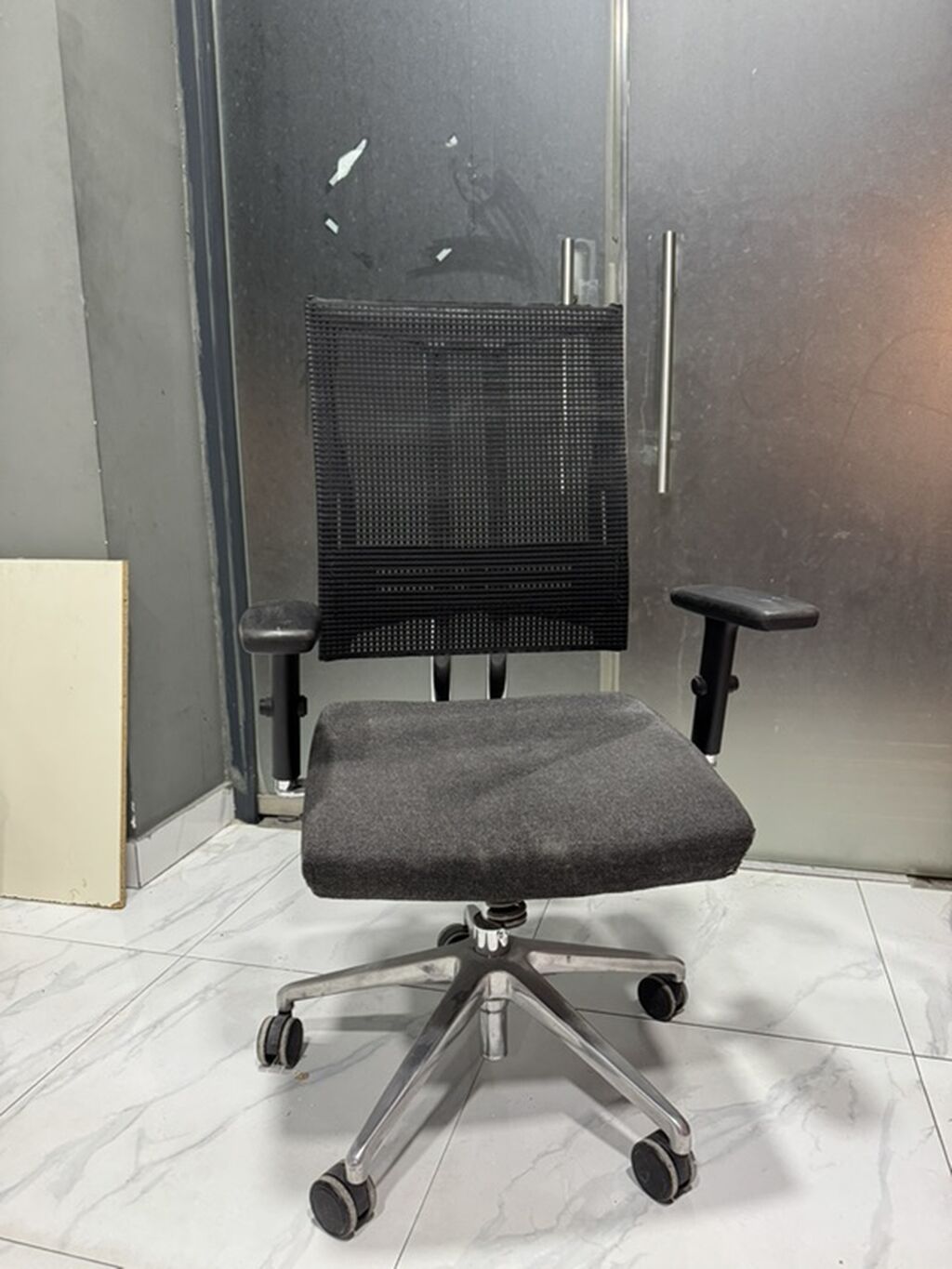 Ofis kresloları – 2 model 1) Dəri örtüklü klassik ofis kreslosu — Ofis mebeli, Bakı (3)