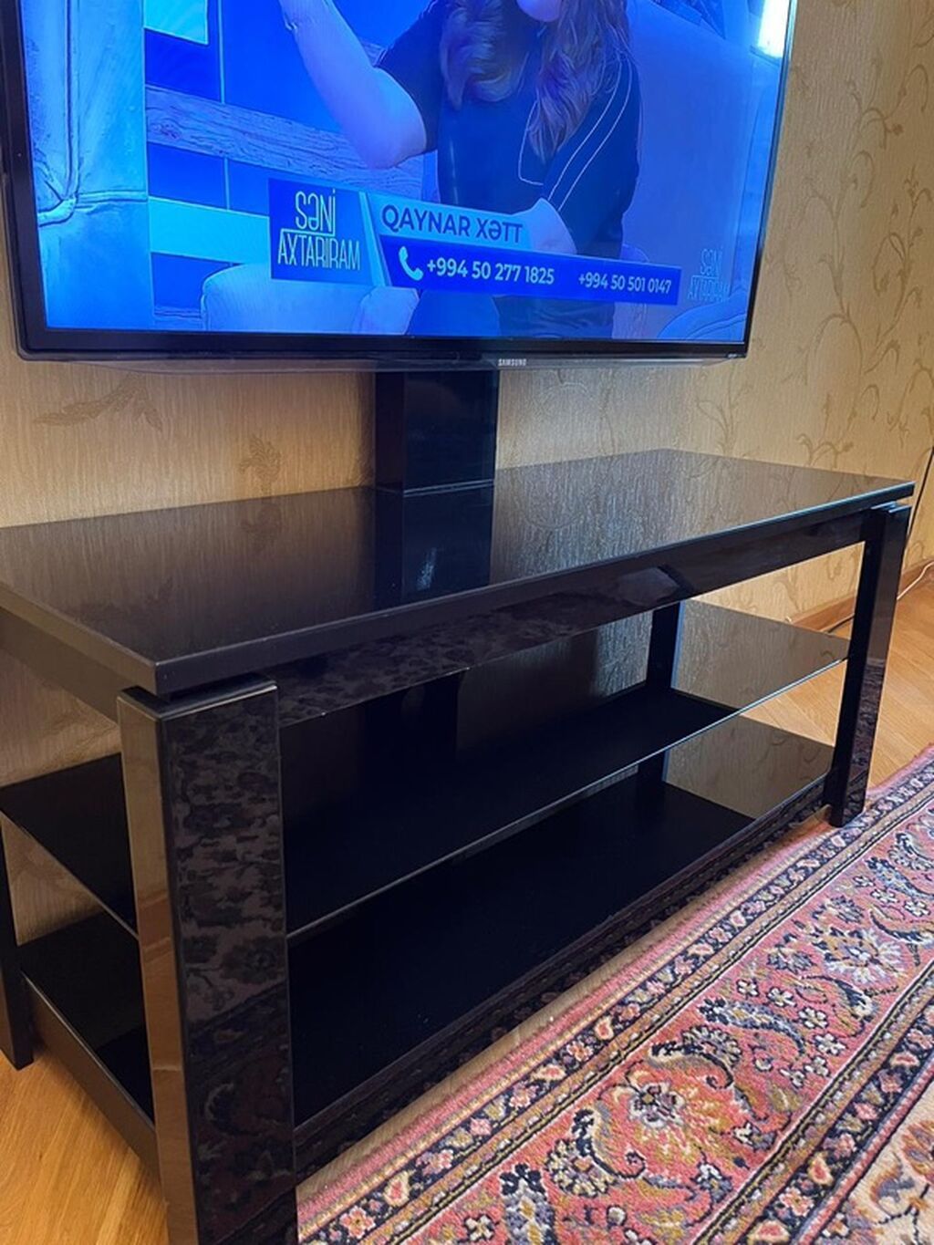 TV stendi – parlaq qara rəngli, müasir dizayn. - Material: möhkəm — Televizor altlıqları və standlar, Bakı