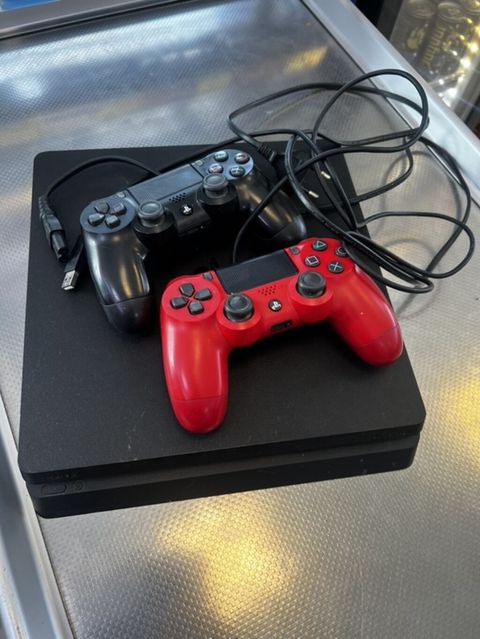 PlayStation 4 Slim konsolu + 2 ədəd DualShock 4 pulti - Model: PS4 — Qobu