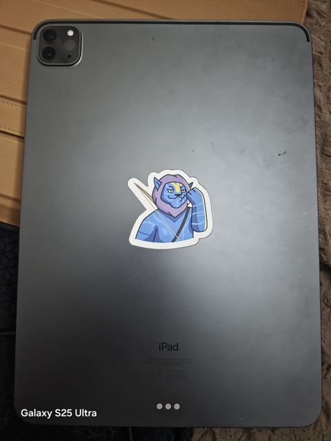 Apple iPad planşeti, arxa hissədə ikili kamera bloku ilə. Korpus tünd — Bakı
