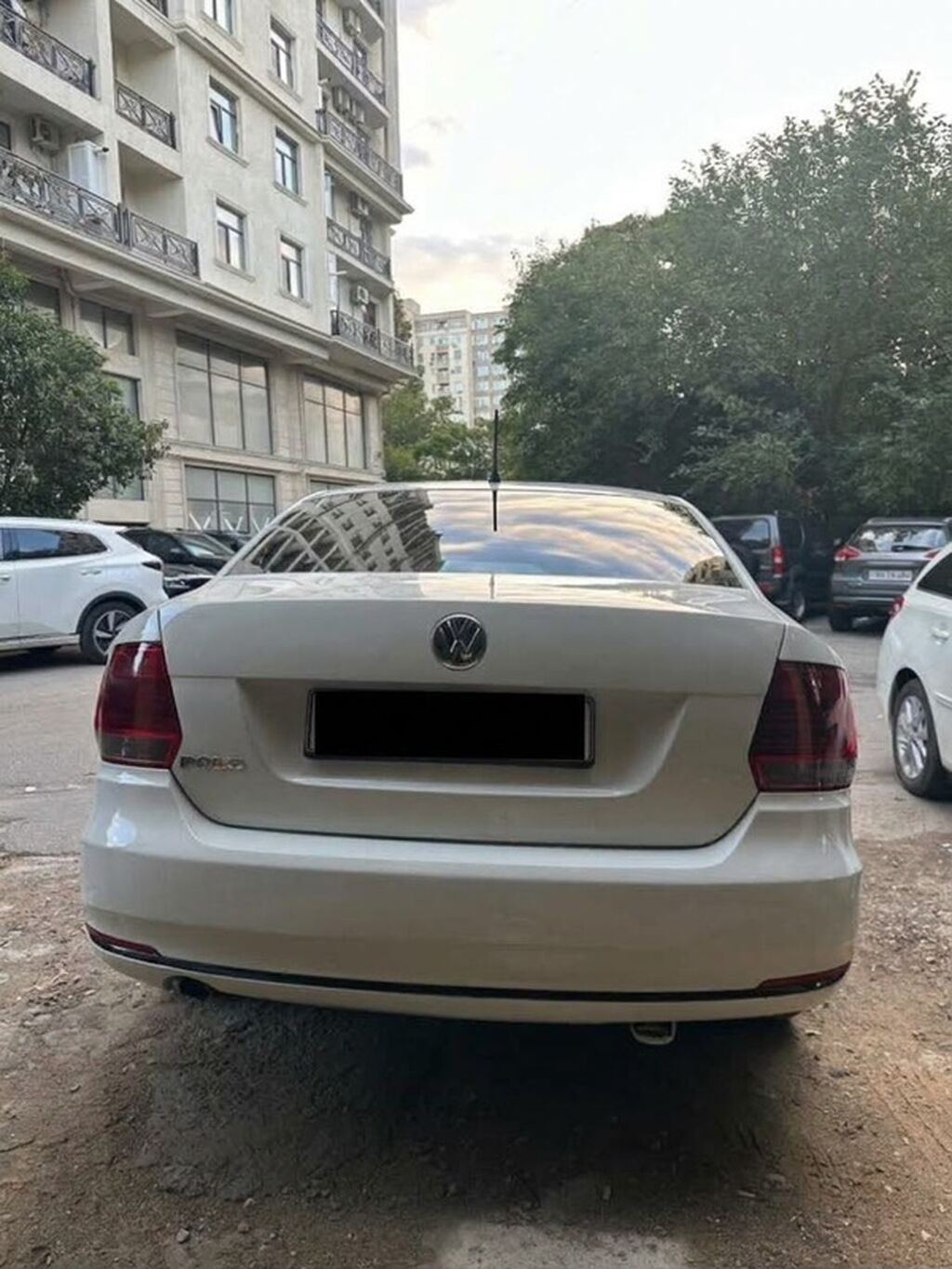 Volkswagen Polo Sedan – ağ rəng, 4 qapılı, şəhər və uzun yol üçün — Avtomobillər, Bakı (5)