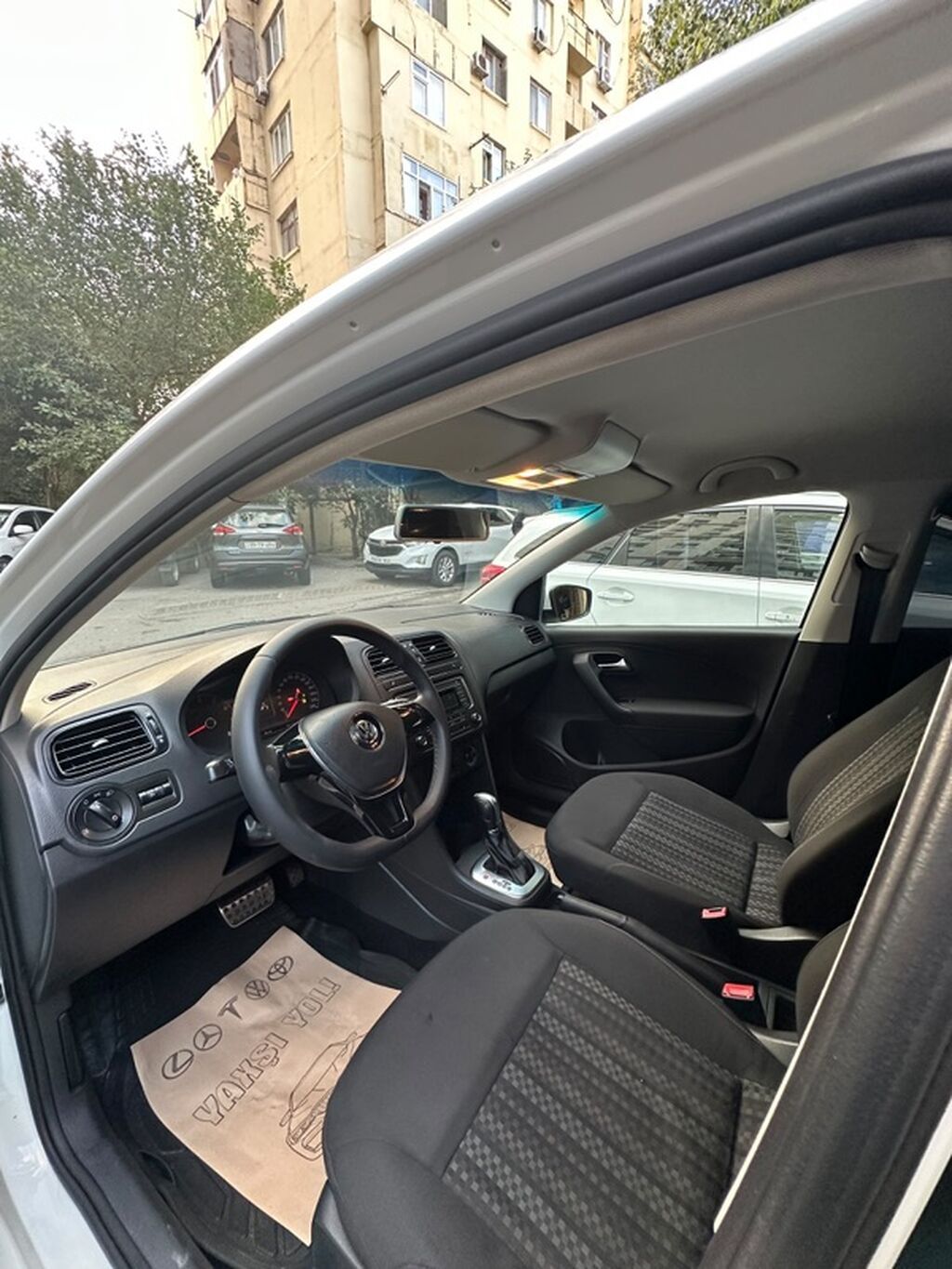Volkswagen Polo Sedan – ağ rəng, 4 qapılı, şəhər və uzun yol üçün — Avtomobillər, Bakı (6)