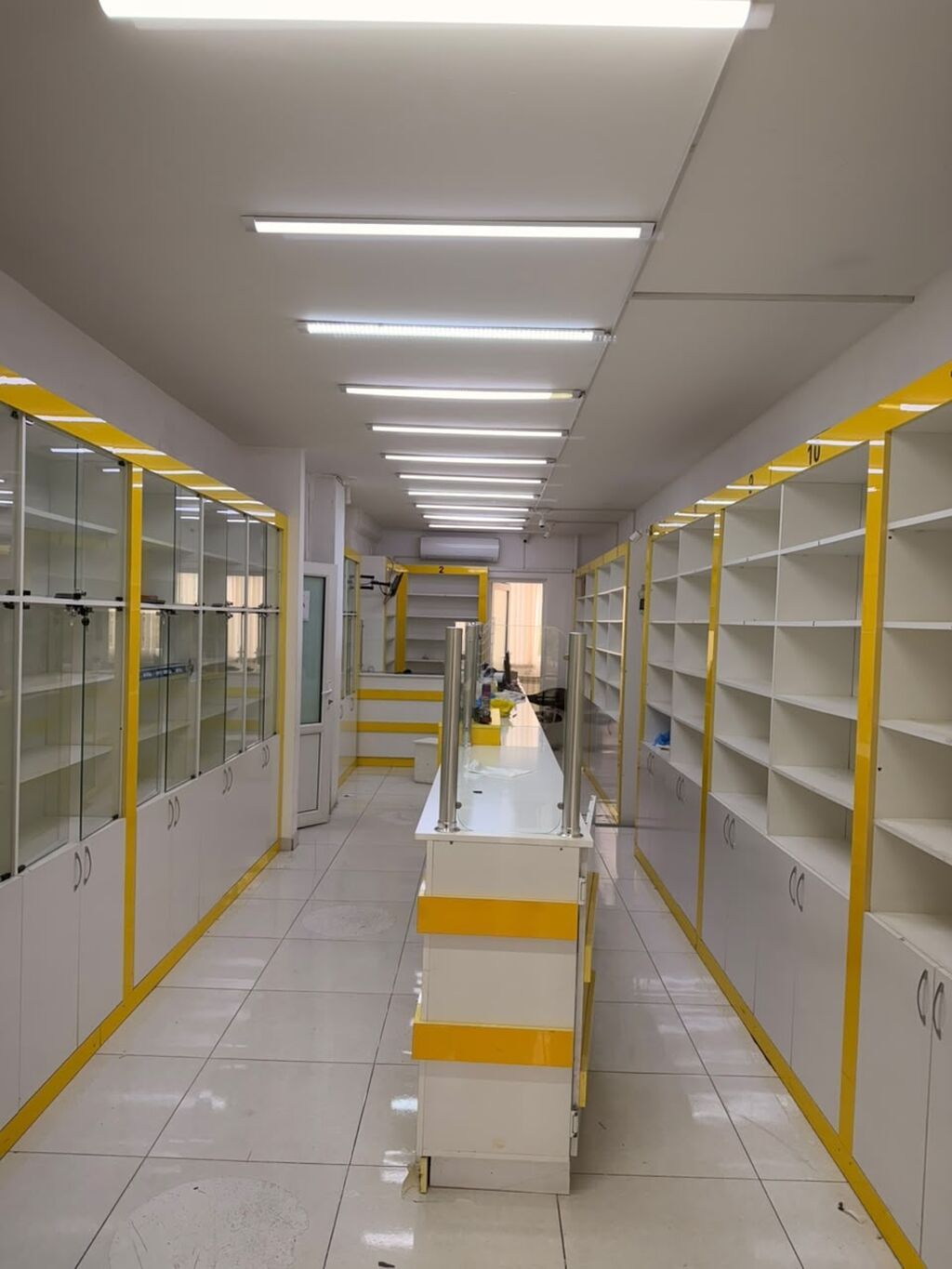 Aptek/mağaza üçün vitrin və mebel dəsti Tərkib: - Şüşəli vitrin — Vitrini, Bakı (5)