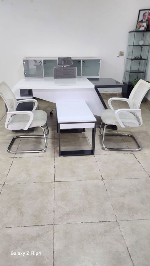 Ofis mebeli satilir ideal veziyyetde. Demek olar iwlenmeyib — Bakı