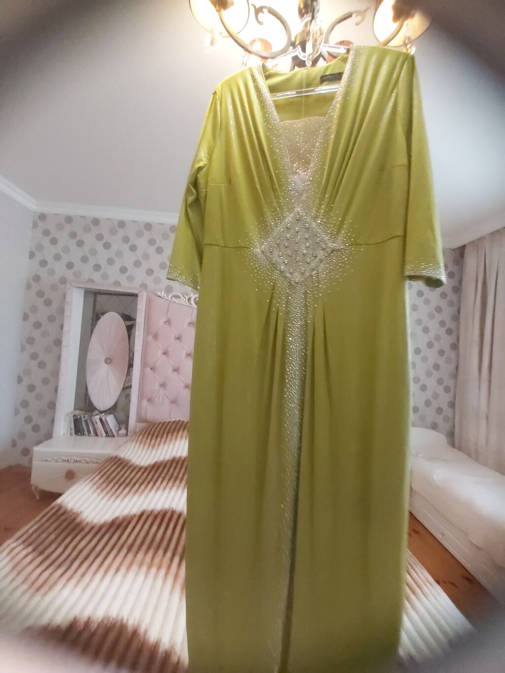 Zeytun-yaşıl rəngdə, parıltılı fakturalı, uzun ziyafət geyimi. 48 ve — Axşam paltarları, Bakı (5)