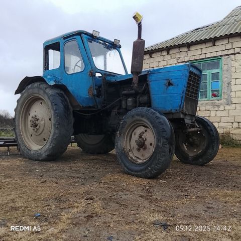 Mavi rəngli təkərli traktor - Korpus: kabinalı, ön radiator qəfəsi və — Sabirabad