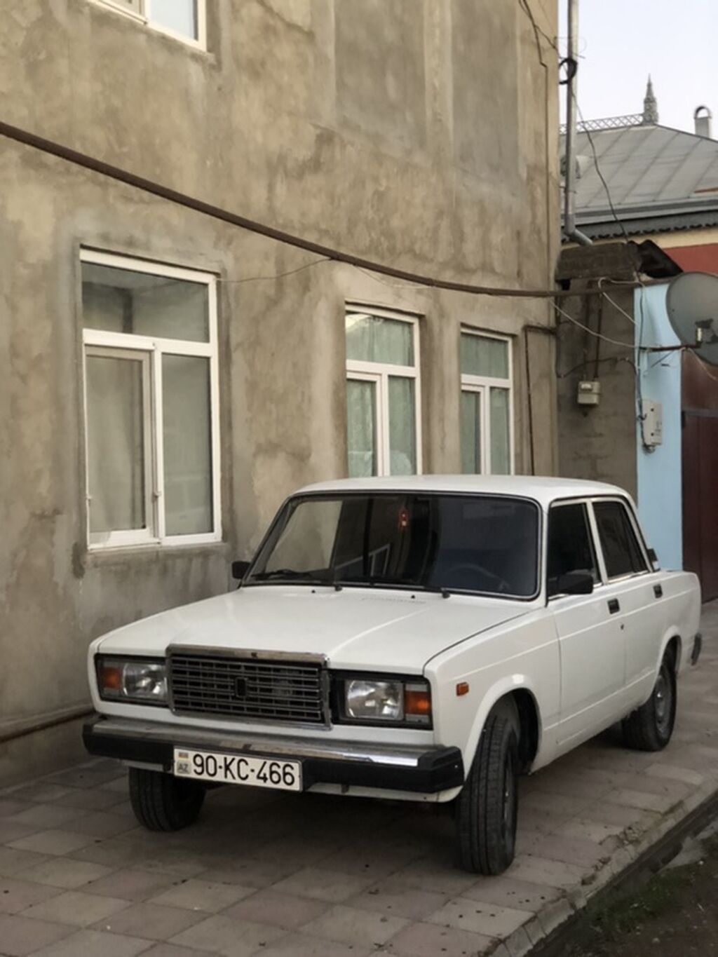 VAZ 2107, ağ rəng, sedan kuzov - Mühərrik: benzinli, arxa ötürücülü 90-KC-466 — Avtomobillər, Quba (3)
