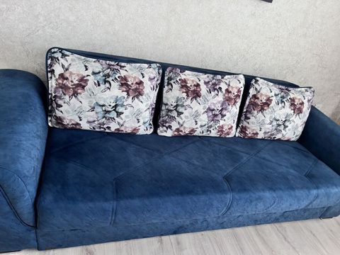 Dizayn: Dərin mavi tonlarda, yumşaq toxumalı parça üzlük; dekorativ — Bakı