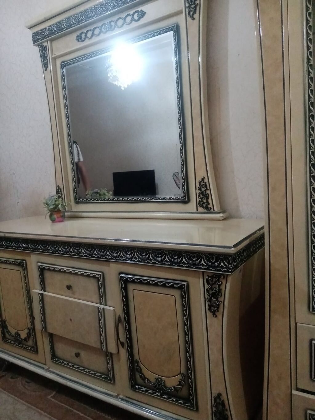 Qonaq otağı üçün klassik dəst – vitrin, konsol-güzgü və masa — Qonaq otağı üçün, Bakı (3)
