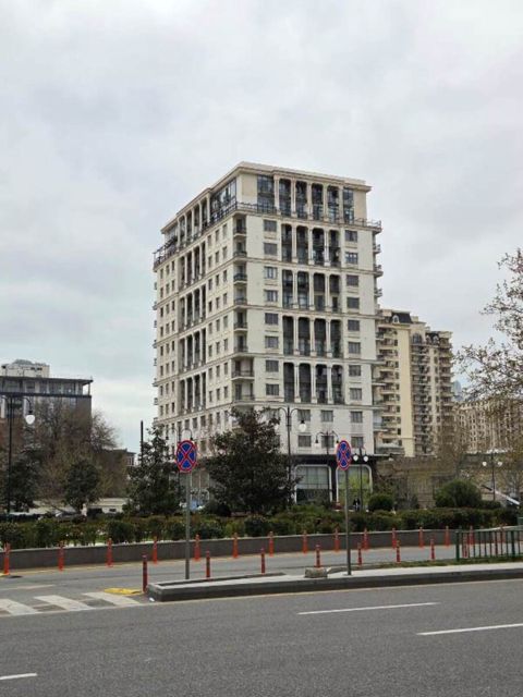 3-otaqlı yeni tikili, Şəmsi Bədəlbəyli küç., 189 m² — Apartment