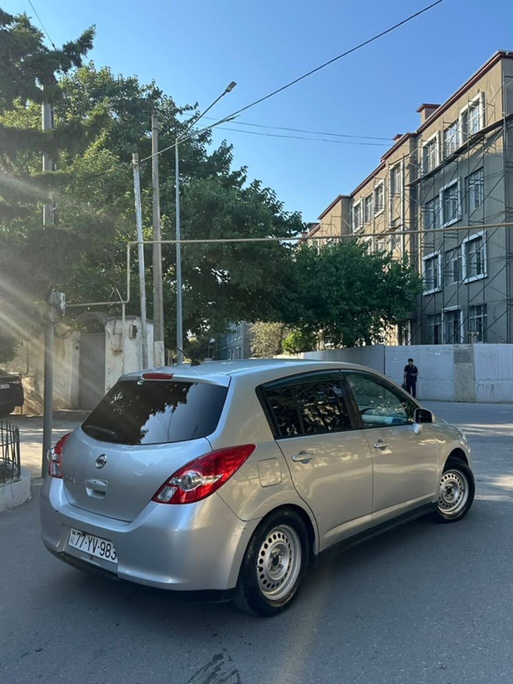 Nissan Tiida hatchback – gümüşü rəng Texniki və dizayn: - Korpus: 5 77-YV-983 — Avtomobillər, Bakı (3)