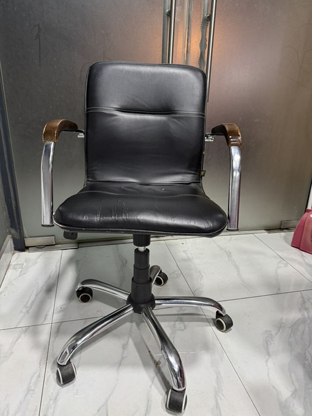 Ofis kresloları – 2 model 1) Dəri örtüklü klassik ofis kreslosu — Ofis mebeli, Bakı