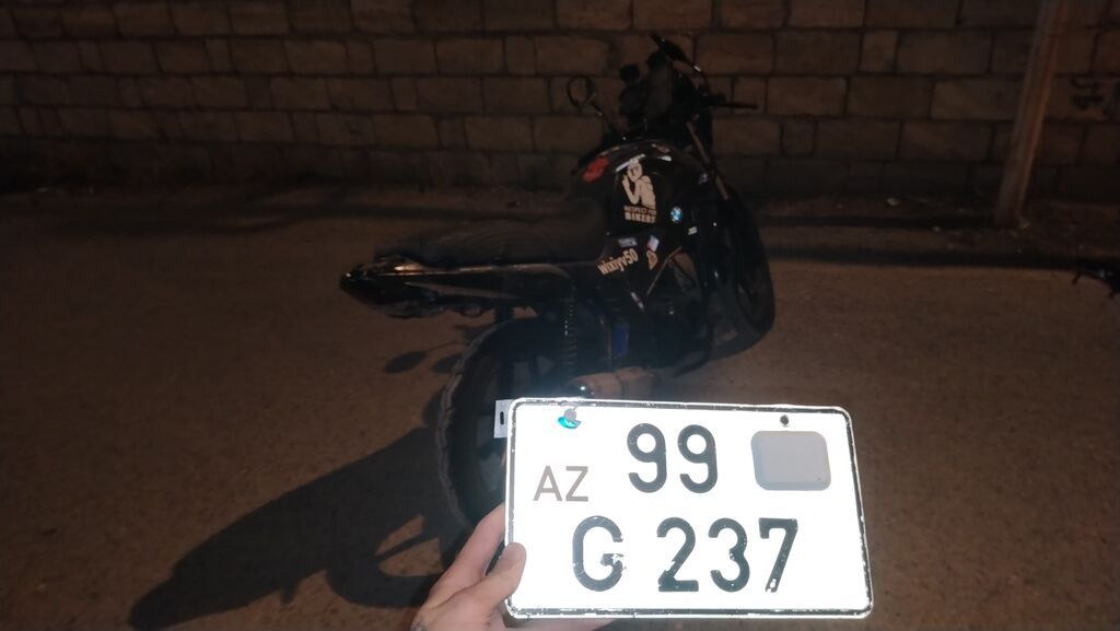 Xüsusiyyətlər: - Nömrə nişanı: AZ 99 G 237 (dövlət qeydiyyat nişanı — Motosikletlər, Göyçay