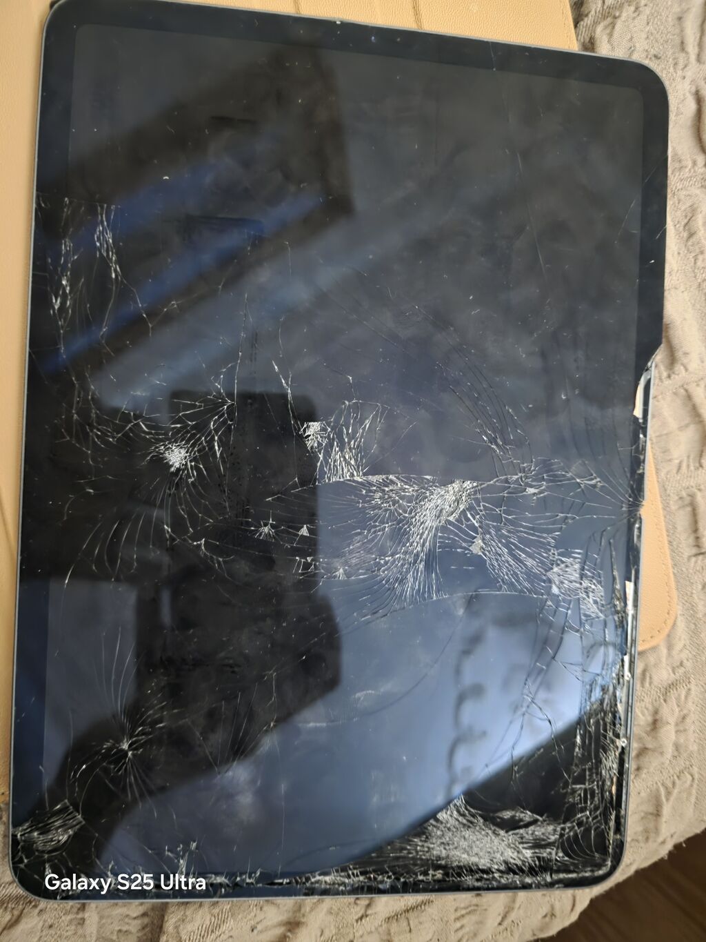 Apple iPad planşeti, arxa hissədə ikili kamera bloku ilə. Korpus tünd — Apple, Bakı (2)