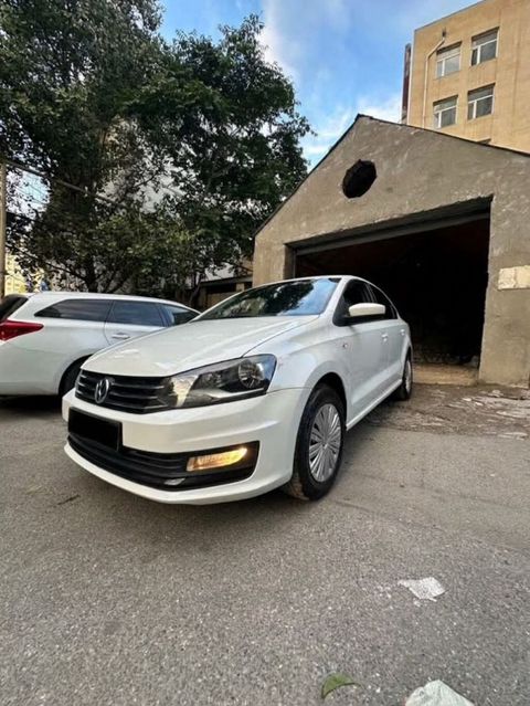 Volkswagen Polo Sedan – ağ rəng, 4 qapılı, şəhər və uzun yol üçün — Bakı