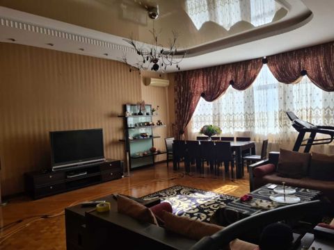 İcarəyə verilir 4 otaqlı yeni tikili 202 m² — Apartment