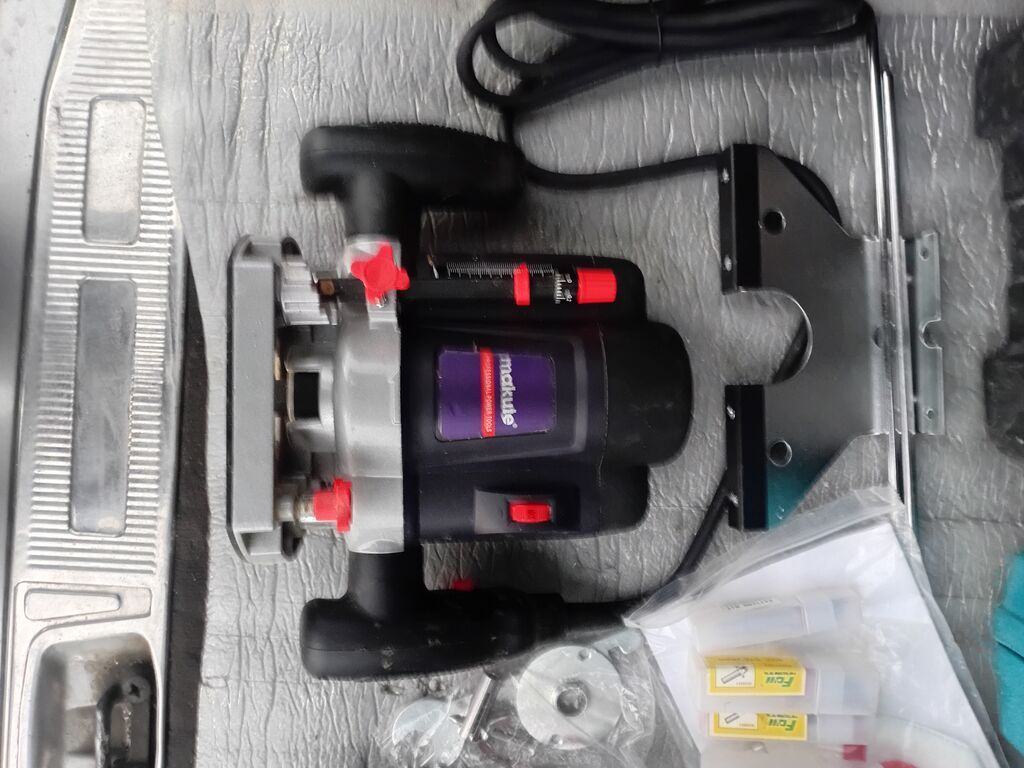 Makute ER003 elektrik frezə (router) təzədir üstündə 50 axnlik — Stanoklar, Bakı (3)