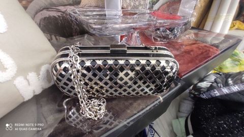 Gümüşü-qara naxışlı qadın axşam çantası (clutch) 50 manata alinib — Bakı
