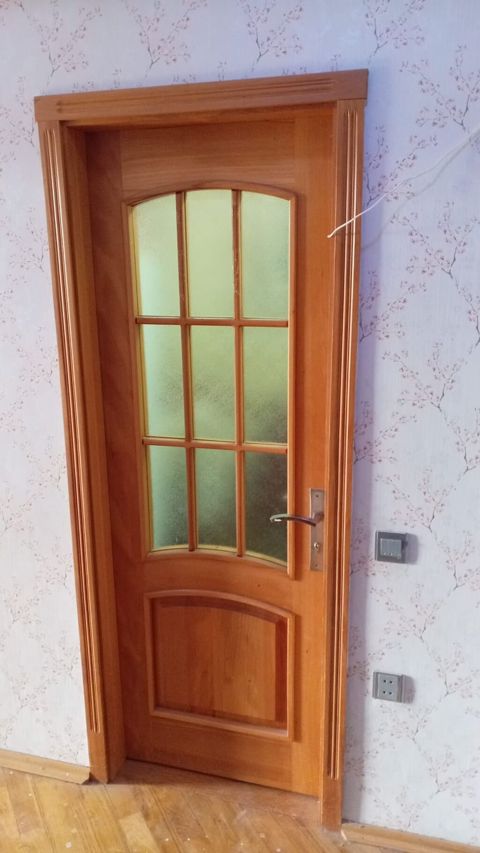Taxta otaq qapısı – şüşəli klassik model - Material: fıstıq ağacından — Bakı