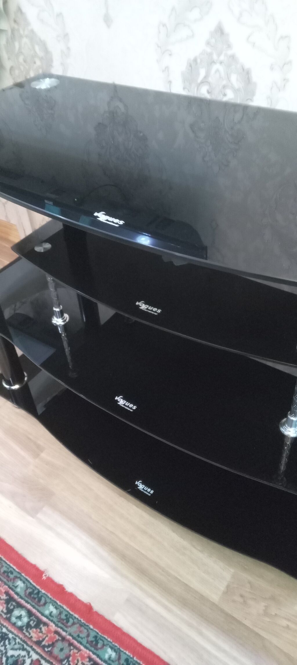 Vugues markalı şüşə TV altlığı - Material: temperli qara şüşə rəflər — Televizor altlıqları və standlar, Bakı