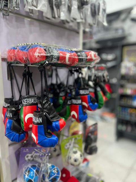 Azərbaycan bayrağı temalı mini boks əlcəkləri – asma aksesuar — Bakı