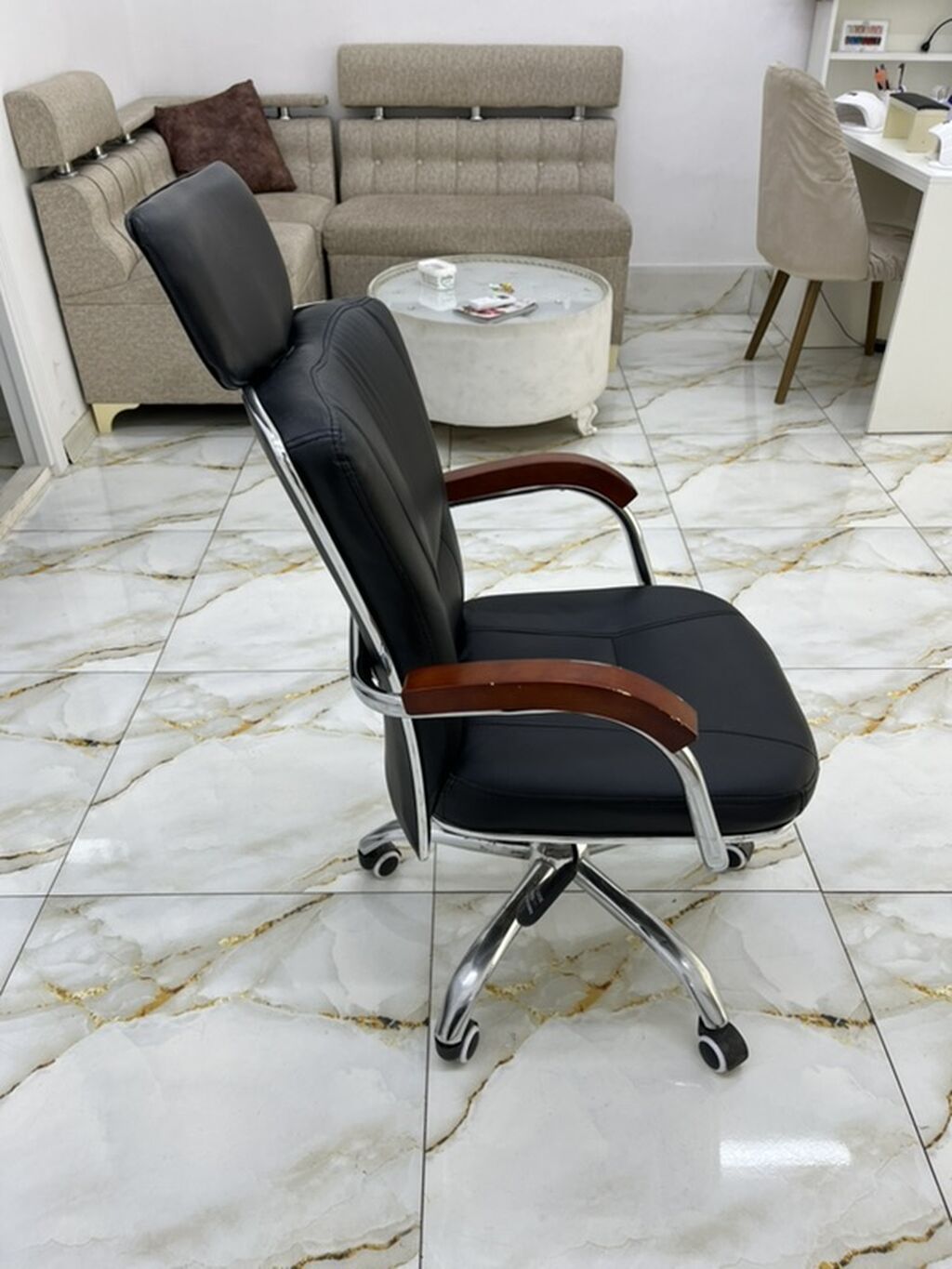 Ofis kreslosu – başaltılı, dərimsi örtüklü - Rəng: qara - Material — Ofis mebeli, Bakı (3)