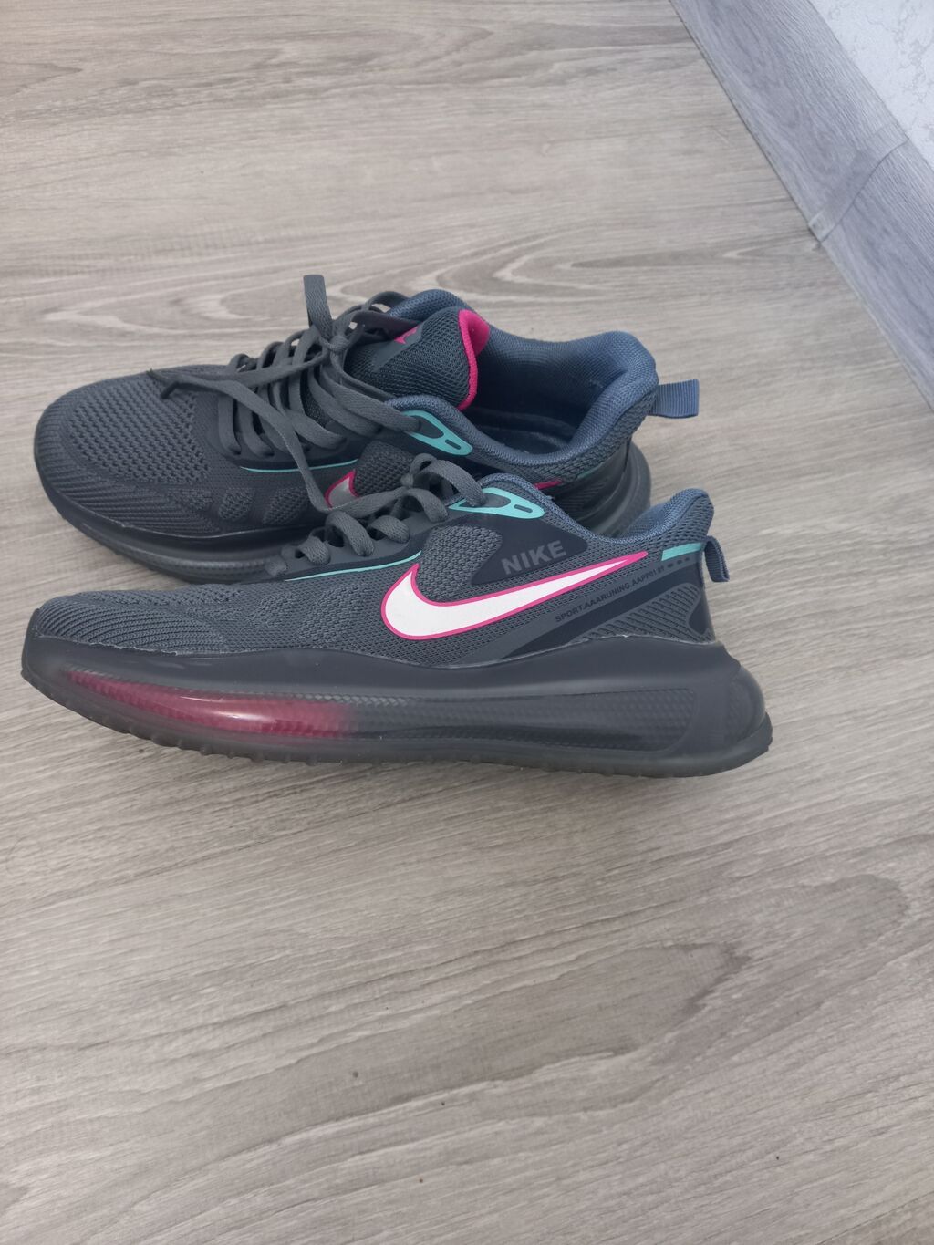 Nike qadın idman ayaqqabısı - Rəng: tünd boz üst hissə, çəhrayı və — Krosovka, Xırdalan (2)