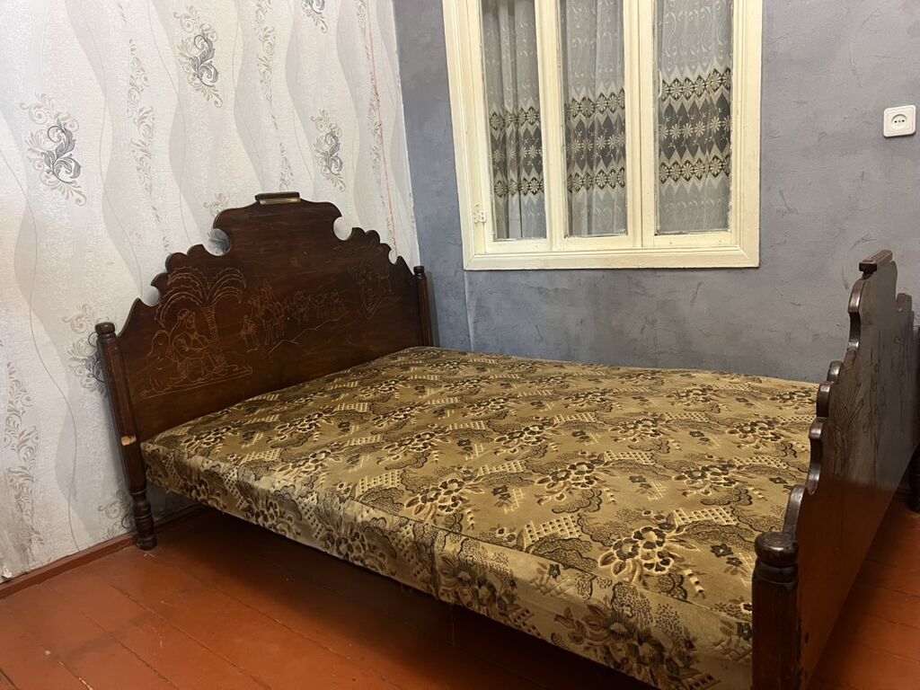 Taxta çarpayı – klassik dizayn - Material: masif taxta (tünd rəngli) — Yataqlar, Bakı (2)