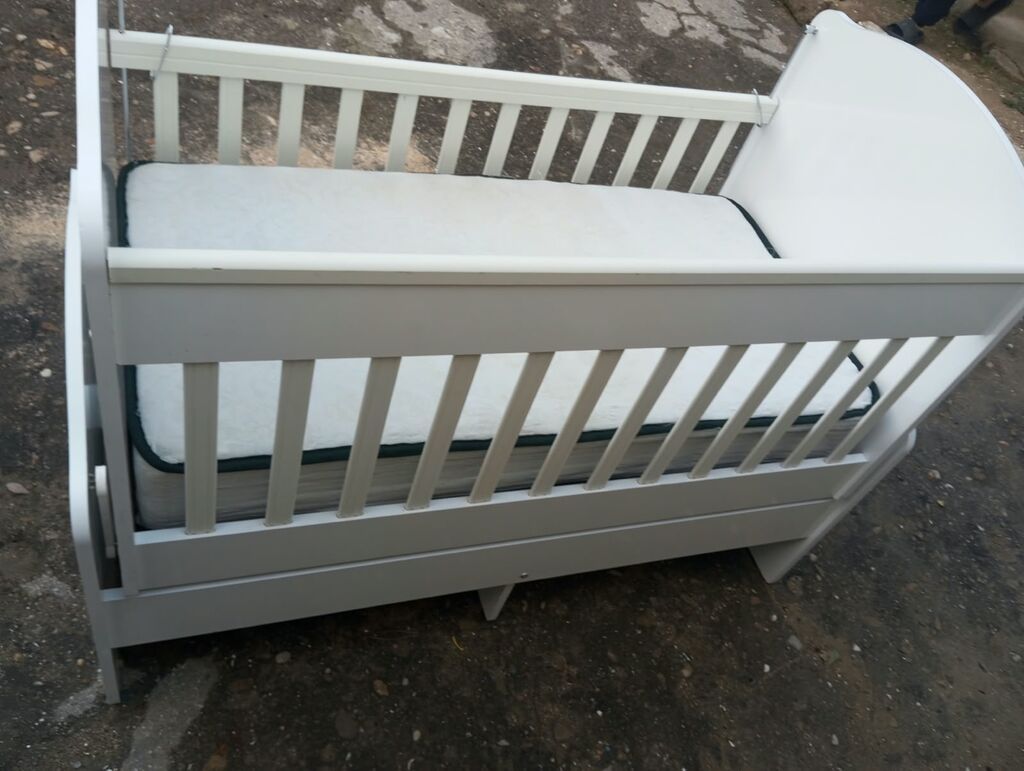 Oğlan və qız üçün, İşlənmiş, Dördbucaq, Beşik, Dəstsiz, Matras ilə, Yellənmə mexanizmi ilə — Bəşikləri, Bakı (3)