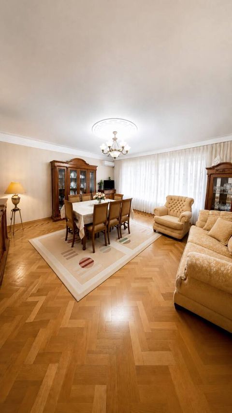 Satılır 3 otaqlı köhnə tikili 136 m² — Bakı