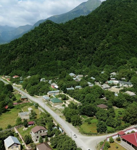 Bağ evi kirayə verilir, Qəbələ r — Qəbələ