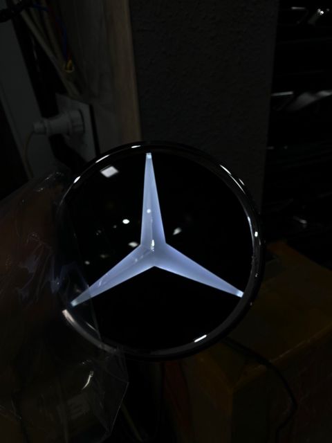 Mercedes işıqlı embilemi — Bakı