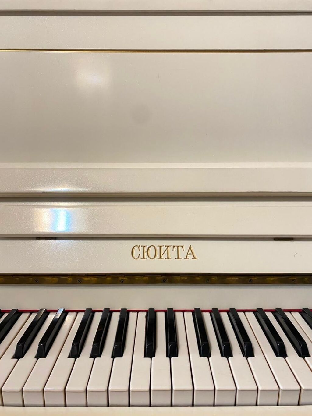 Ağ rəngli şvert pianino – “Сюита” (upright) Xüsusiyyətlər: - Korpus — Pianino və digər klaviş alətləri, Gəncə (2)
