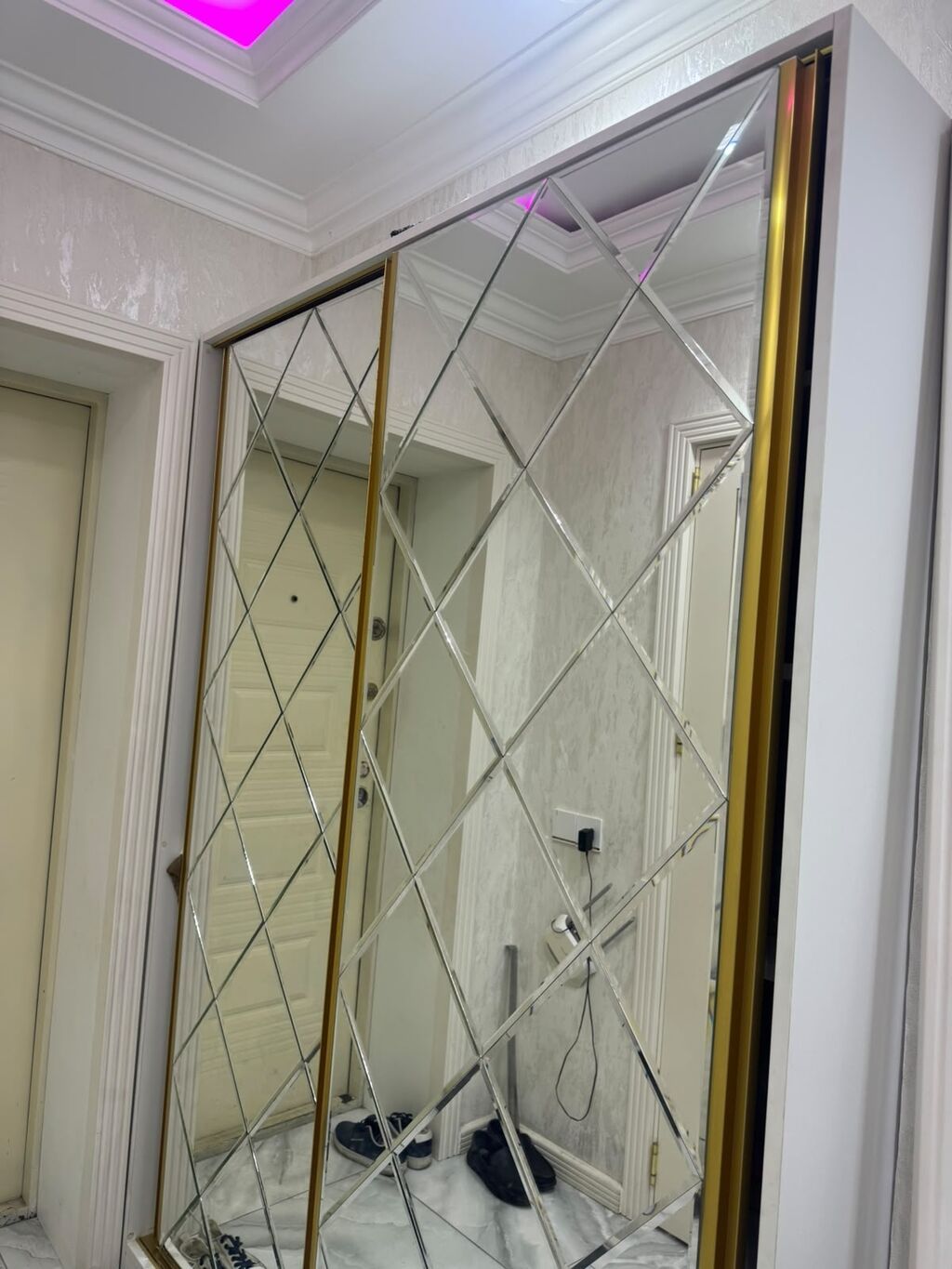 *500₼ dəhliz dolabı satılır* əla vəziyyətdə 2.6*1.45 ÜNVAN:-razin — Xol üçün, Bakı