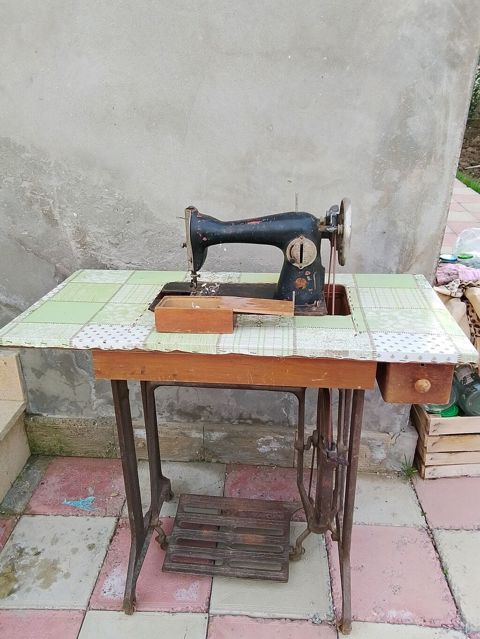 Ayaq pedallı, masaüstü tikiş maşını komplekti Satılır Münasib Qiymete — Bakı