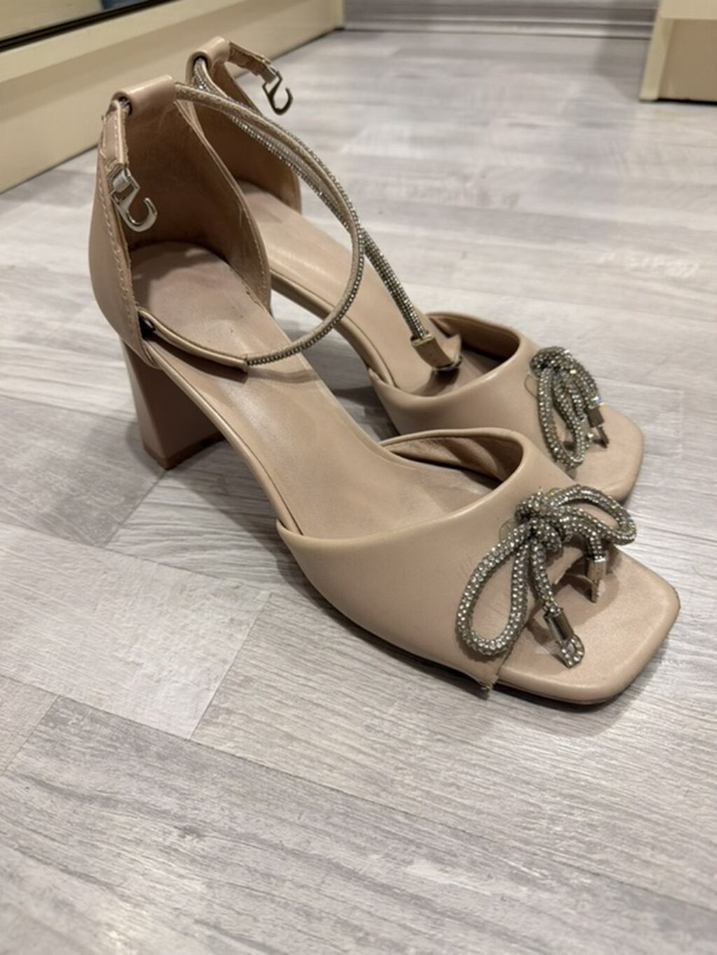 Bej rəngli qadın sandaleti – zərif daşlı detallar - Model: Açıq — Sandal, Xırdalan (2)