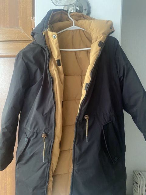 Qışlıq kapüşonlu parka - Rəng: xarici hissə qara, iç astar — 25 ₼ · Bakı · Kurtkalar Qışlıq kapüşonlu parka - Rəng: xarici hissə qara, iç astar — Bakı