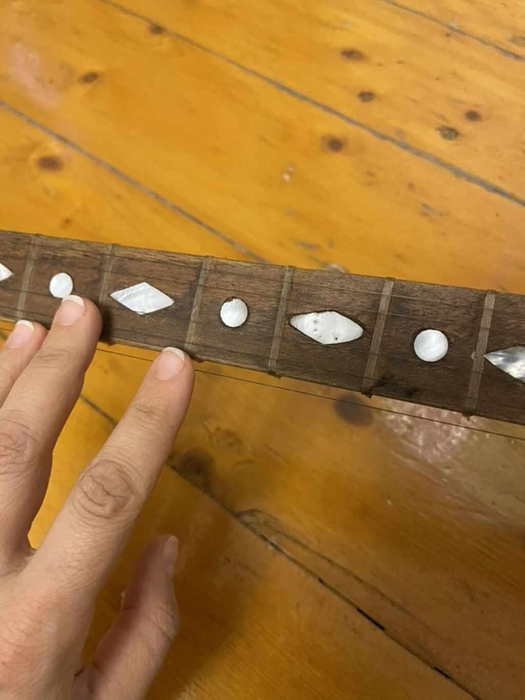 Sədəfli Saz – əl işı, təbii ağacdan Çiyin qayışı mövcuddur Ölçü — Gitarlar və digər simli alətlər, Bakı (4)