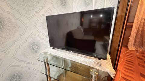 Tv altlığı - Material: qalın temperli şüşə səthlər, möhkəm metal — Bakı