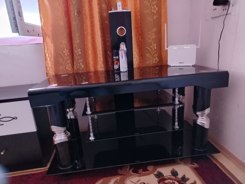 Qara şüşə TV stendi - Material: cilalanmış qara temperli şüşə və — Televizor altlıqları və standlar, Bakı