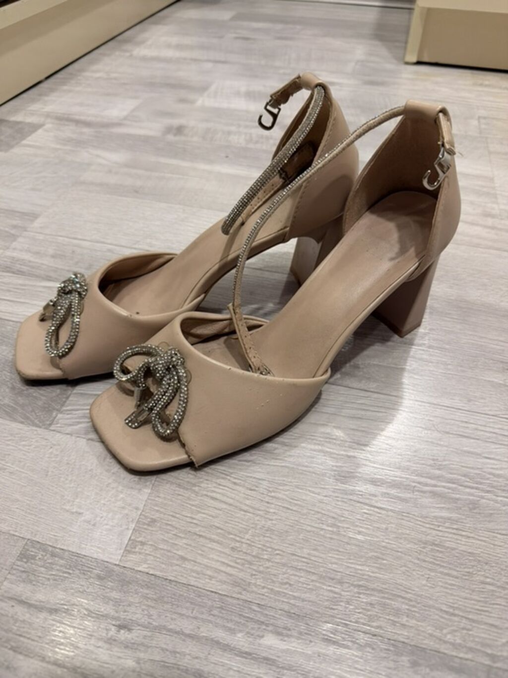 Bej rəngli qadın sandaleti – zərif daşlı detallar - Model: Açıq — Sandal, Xırdalan (3)