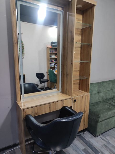 Gözəllik salonları və barberlər üçün funksional vizaj/stil masası — Digah