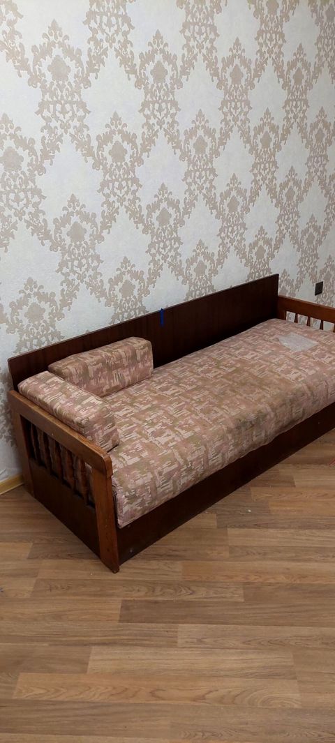 Taxta çərçivəli tək nəfərlik divan‑çarpayı - Material: möhkəm taxta — Bakı