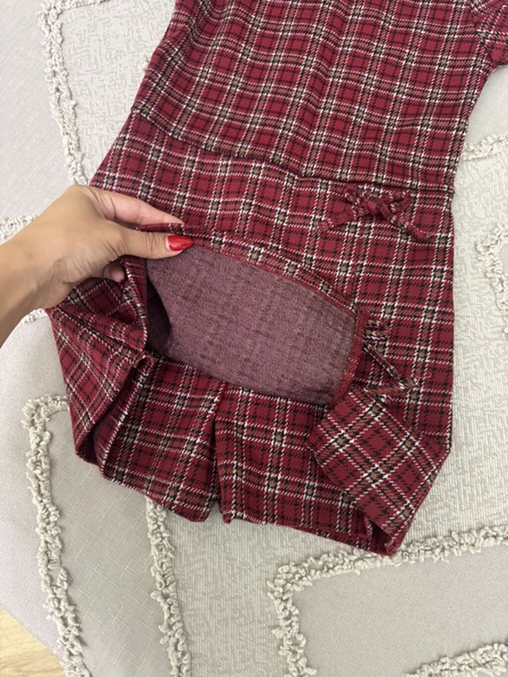 Qırmızı-qara-ağ rəngli xalı (plaid) naxışlı qız uşaq donu, arxasi — Qızlar üçün köynək və sarafan, Masazır (2)