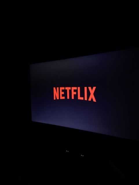 Netflix Limitsiz 1 İllik Kim İstese Elaqe Saxlasın, Bezileri — Salyan