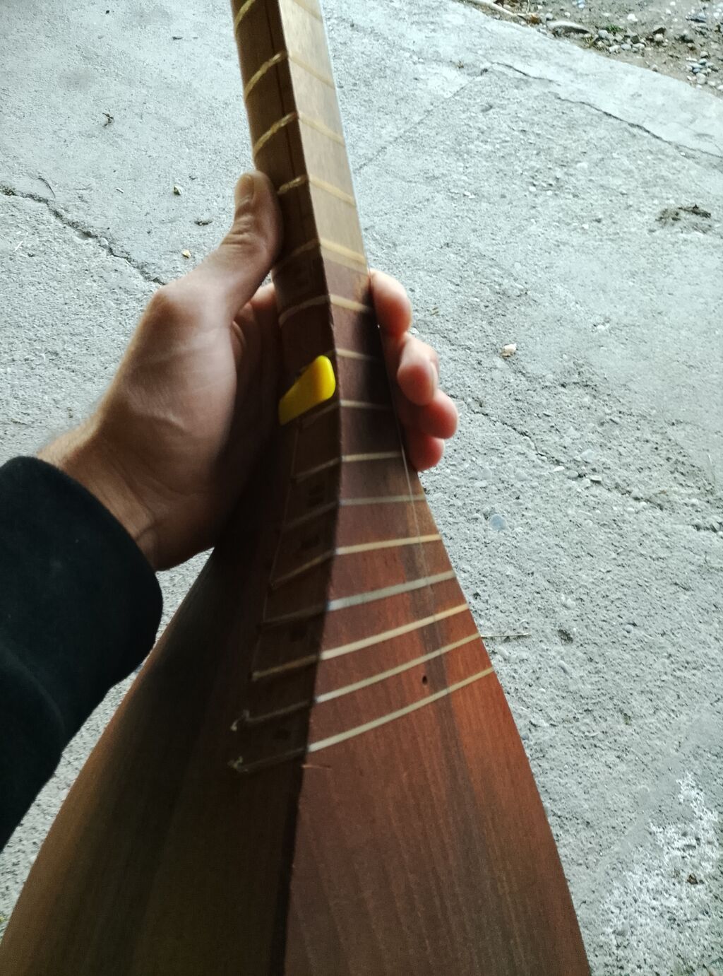 Elektro saz – gövdəsində quraşdırılmış elektronik sistemlə - Korpus — Gitarlar və digər simli alətlər, Xudat