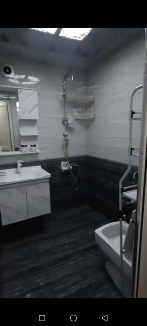 Saraeva 8 Əhmədli metrosu yaxınlığında metroya 5 deyqa piyada 9/3 — Bakı
