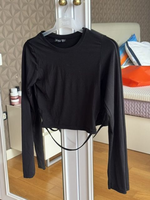 Qadın uzunqol crop bluz – qara rəng - Model: uzunqol, dairəvi — Ebru