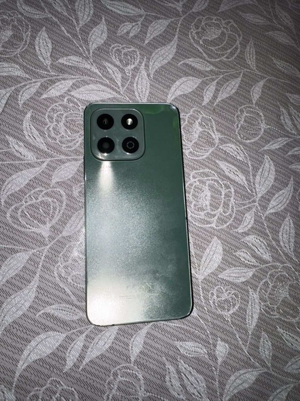 Yaşıl rəngli smartfon Xüsusiyyətlər: - Arxa tərəfdə kvadrat modulda 4 — Digər smartfonlar, Bakı